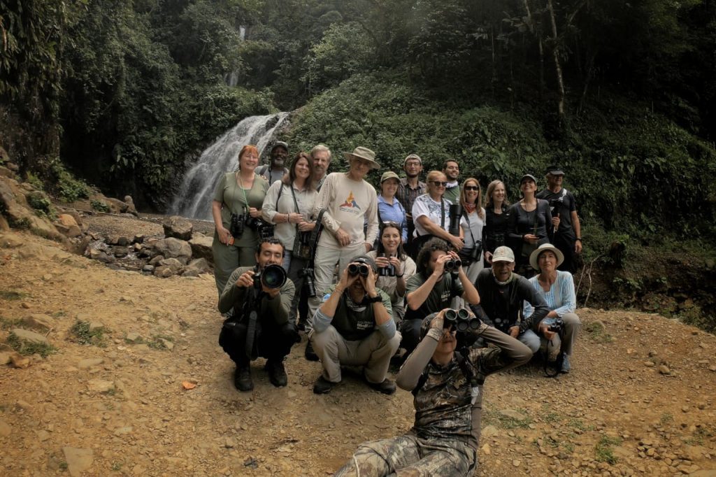 Avistadores de aves durante la Colombia Birdfair 2020, entre ellos Kenn Kauffman y David Lindo.